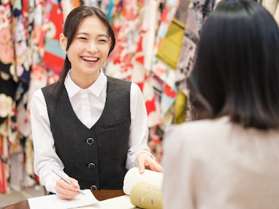 きもの専門店の販売スタッフ