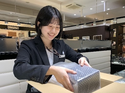ブランド品の接客＆販売をするオープニングスタッフ