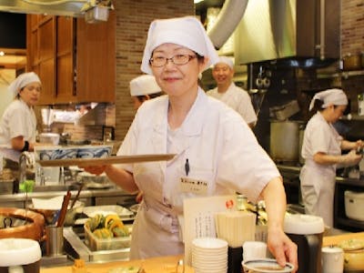人気の揚げたて天ぷら店でホール・キッチン