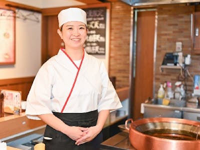 人気の揚げたて天ぷら店でホール・キッチン