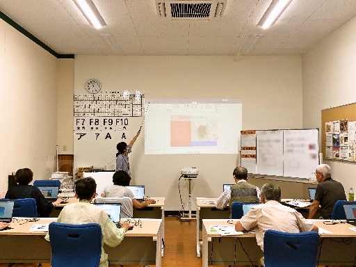 【週3日・1日3～5時間OK】シニア向けパソコン・スマホ教室の《...