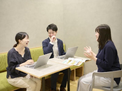 在宅ワークのデジタルマーケティングアシスタント