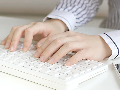 お客様からのお問い合わせを電話やメールで対応