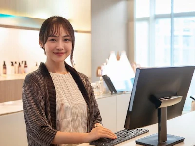 17時まで勤務OKの銀座三越の人気コスメブランド店にて　接客販売
