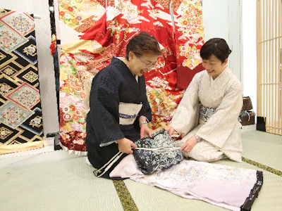 しゅふの働くを応援！

[求人概要]:
【パート】お客様も同世代！30代～50代が主役★一生モノのマナーが身につく！ 《着物専門店の接客販売》子育て後の復職歓迎♪ママに理解あり◎着物の着用義務なし！

[職種名]: きもの販売スタッフ

[勤務地・最寄駅]:
埼玉県川口市安行領根岸３１８０番地イオンモール川口
HANAGOROMO川口店
鳩ケ谷駅　バス10分

[勤務日数]:
週4日以上
09:30～21:00
長期【3ヶ月以上】
【勤務時間】
9：30～21：00
※実働6時間以上、週4日以上

早番・中番・遅番シフトがあります。
週4～日で日数・曜日が選べます。
勤務シフト時間・就業開始… 【パート】お客様も同世代！30代～50代が主役★一生モノのマナーが身につく！ 《着物専門店の接客販売》子育て後の復職歓迎♪ママに理解あり◎着物の着用義務なし！