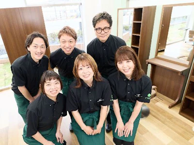 主婦(夫)に嬉しいカット・カラー専門店の美容師