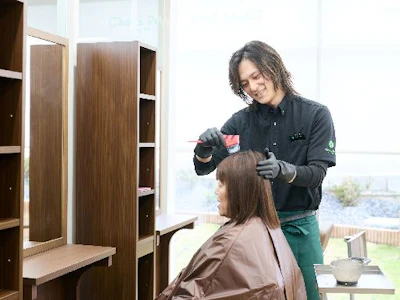 主婦(夫)歓迎のカット・カラー専門店の美容師