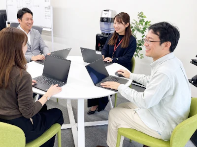 オフィス内での事務作業（メール、発送業務、受電）