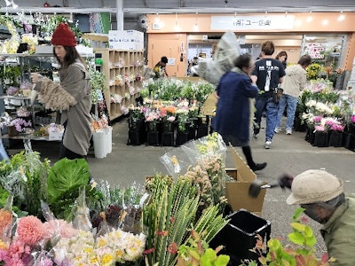 主婦(夫)が活躍中の世田谷市場内の生花仲卸会社で販売・商品管理