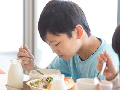しゅふの働くを応援！

[求人概要]:
【早朝7時～勤務・急募！】中野区立美鳩小学校での＜給食調理補助スタッフ＞未経験・ブランクOK！お子様のお休みに合わせて働ける◎しゅふ経験が活かせます♪

[職種名]: 学校給食の調理補助スタッフ

[勤務地・最寄駅]:
東京都中野区大和町４−２６−５　中野区立美鳩小学校
【住所】
東京都中野区大和町４丁目２６ー５

【アクセス】
都立家政駅より徒歩約13分
高円寺駅より徒歩約18分
メリックス株式会社
都立家政駅　徒歩13分/高円寺駅　徒歩18分

[勤務日数]:
週5日
07:00～10:30
月／火／水／木／金
長期【3ヶ月以上】
実働時間 3時間… 【早朝7時～勤務・急募！】中野区立美鳩小学校での＜給食調理補助スタッフ＞未経験・ブランクOK！お子様のお休みに合わせて働ける◎しゅふ経験が活かせます♪