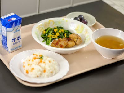 川崎市立小学校での給食調理補助スタッフ