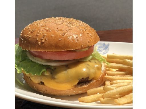 老舗グルメバーガーレストランで《ホール＆キッチンスタッフ》を募集...