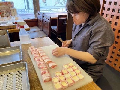 16時まで勤務OKの炭火焼鳥の仕込み（串打ち）
