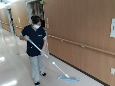 しゅふの働くを応援！

[求人概要]:
〈フルタイム〉未経験大歓迎＆子育てブランクOK！清掃スタッフ募集！

[職種名]: 清掃スタッフ

[勤務地・最寄駅]:
長崎県長崎市茂里町3−15　【長崎原爆病院】
【住所】
長崎市茂里町3−15　【長崎原爆病院】

【アクセス】
◎浦上駅すぐ！
駅直結の通路があるので、雨の日の通勤も安心♪
◎車通勤応相談
ワタキューセイモア株式会社/長崎原爆病院
浦上駅　徒歩1分/浦上駅前駅　徒歩2分/茂里町駅　徒歩2分

[勤務日数]:
週5日
07:30～16:30
長期【3ヶ月以上】
＜勤務時間＞
7：30～16：30(実働8h)

週5日勤務

◎日曜は月… 〈フルタイム〉未経験大歓迎＆子育てブランクOK！清掃スタッフ募集！