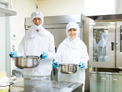 主婦(夫)が活躍中の社員食堂の調理師