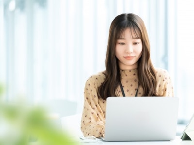 データ入力メインの事務