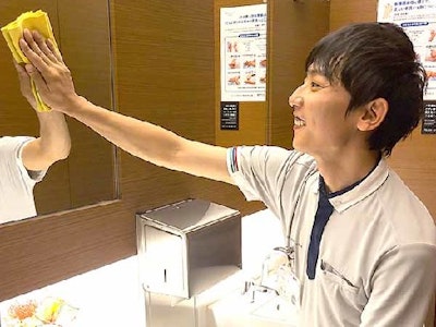 オフィスビルの清掃スタッフ