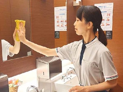 商業施設の清掃スタッフ