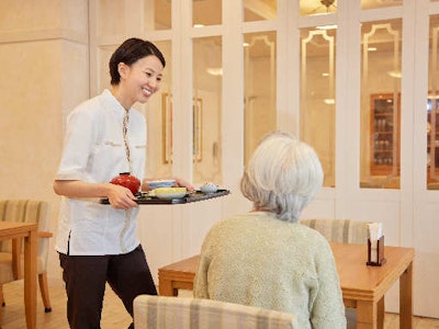 未経験歓迎の施設内ホールスタッフ
