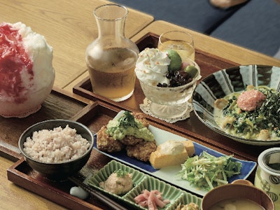和カフェのカウンター・キッチン・ホール業務