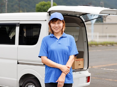 整備会社や車屋さんへの部品配送スタッフ