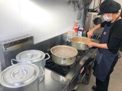 主婦(夫)が活躍中の老人ホームでの調理スタッフ