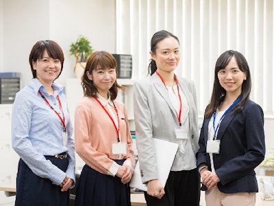 マニュアルに沿ってご案内するコールセンタースタッフ
