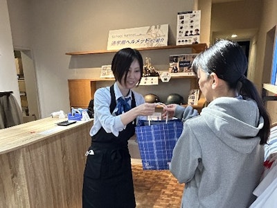 週3日～の学生服専門店の接客販売スタッフ