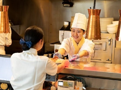 ロイヤルホスト　神田神保町店の求人画像