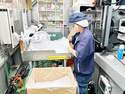週3日～の化粧品容器などを扱う軽作業