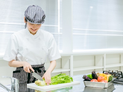 週2日～の企業内食堂での調理補助スタッフ
