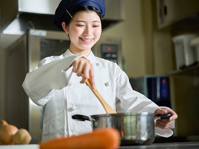主婦(夫)が活躍中の企業内社員食堂での調理スタッフ