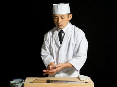 主婦(夫)歓迎の回転寿司店の寿司職人