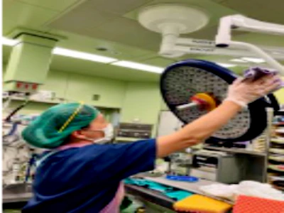 病院内の清掃スタッフ