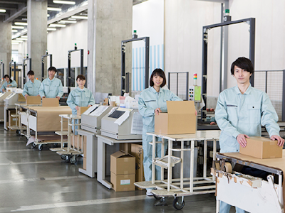 倉庫内でのかんたん化粧品のシール貼り　日払い　面接研修なし