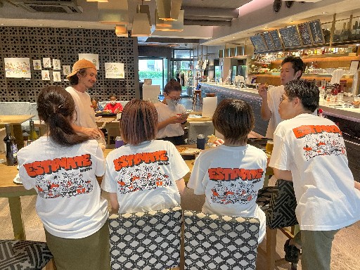 早番・遅番歓迎！ホールスタッフ◎髪色・髪型自由◎ひげ・ピアス・タ...