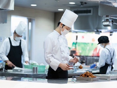 社員食堂の調理スタッフ