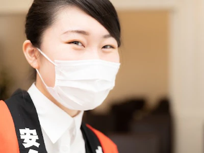 しゅふの働くを応援！

[求人概要]:
★葬祭サポートスタッフ★未経験者大歓迎！週３～＼９時～１８時まで（働くお時間は選べます）※お車の免許が必要なお仕事です。

[職種名]: 家族葬ホールの駐在スタッフ

[勤務地・最寄駅]:
大阪府大阪市生野区中川6-1-16
【アクセス】
大阪市生野区中川6-1-16
メモリーハウス生野中川
桃谷駅　徒歩15分

[勤務日数]:
週3日以上
10:00～15:00／13:00～18:00／09:00～14:00／09:00～18:00
長期【3ヶ月以上】
◎就業開始：ご相談の上、決定いたします
※状況により即スタートも可

◎週3日～
◎10時～16時… ★葬祭サポートスタッフ★未経験者大歓迎！週３～＼９時～１８時まで（働くお時間は選べます）※お車の免許が必要なお仕事です。