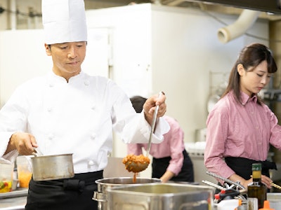 主婦(夫)が活躍中の社員食堂のコック