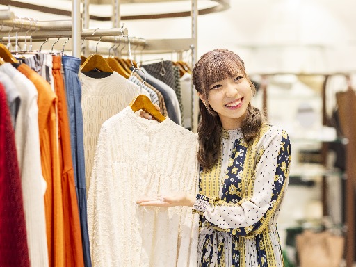 【平日のみOK】レディースアパレルの接客・販売スタッフ （パート...