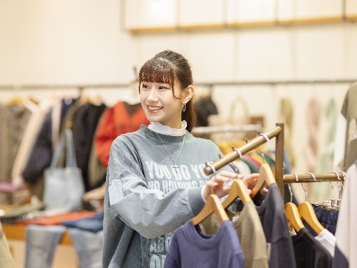 【平日のみOK】レディースアパレルの接客・販売スタッフ （パート...