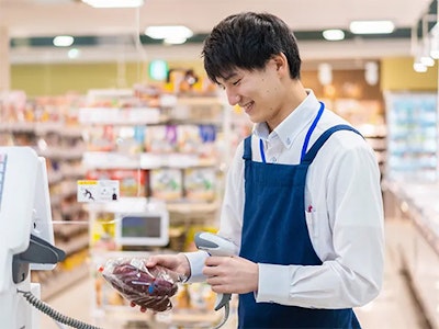 主婦(夫)が活躍中のレジ打ち業務、レジ周辺の品出し業務