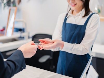 スーパーの寿司製造スタッフ
