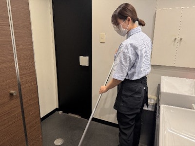 施設の清掃スタッフ