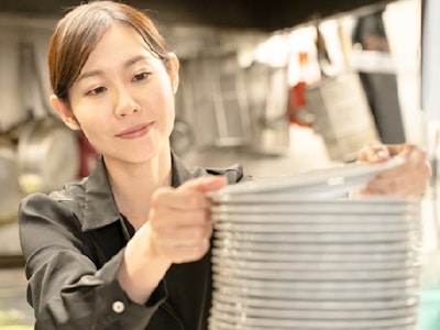 レストラン内キッチンでの洗い場スタッフ