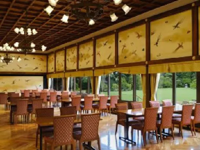 16時まで勤務OKの明治記念館内カフェラウンジのホールスタッフ