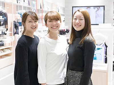 主婦(夫)に嬉しいアモスタイル（トリンプ）下着の販売スタッフ
