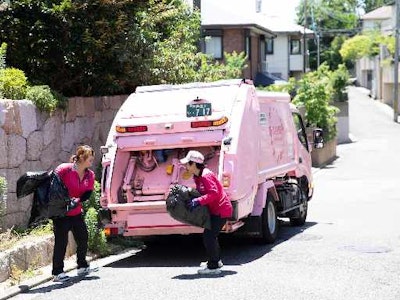 ゴミ収集車のドライバー助手