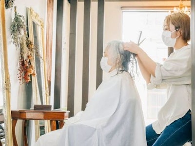 大人の女性向けのヘアサロンで美容師