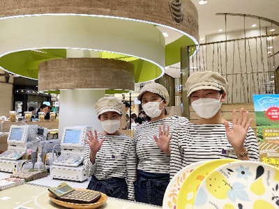 カルビー直営店での接客・販売スタッフ